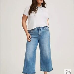 #T925 - Torrid Bombshell Wide Leg Ankle Crop Jeans Super Soft - 18W